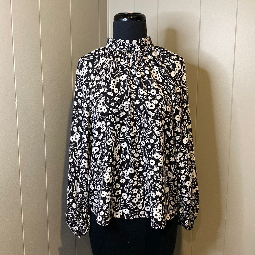 Z Banana Republic Black Floral Long Sleeve Crop Top Women's Size Medium Pleated